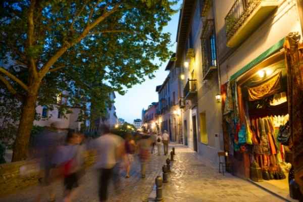 Can VCT Builders Help Refresh an Outdated Shop Interior?​ Spain
